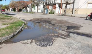 Vecinos piden por el arreglo del pavimento en 9 de julio y Uriburu