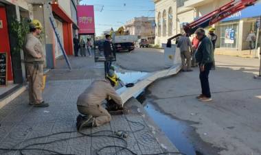 Un camión que transportaba maquinaria chocó contra un cartel comercial en Humberto al 400