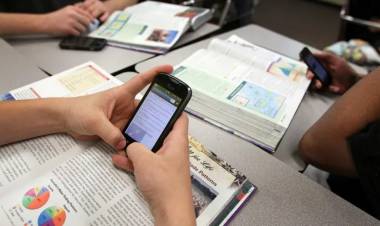 El Senado Bonaerense dio media sanción a la ley para regular las pantallas en las aulas