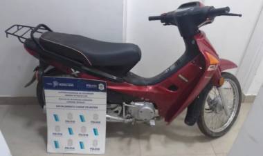 Un delincuente descartó una moto robada en un baldío y fue detenido