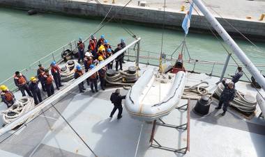 Aspirantes de la ESSA embarcaron en el transporte ARA Bahía “San Blas”