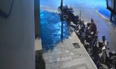 Un delincuente robó una moto de un estacionamiento en la madrugada del domingo
