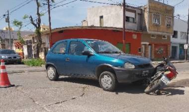 Accidente de tránsito entre un auto y una moto en 9 de Julio y Murature