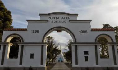 Desde este jueves, el arco de Plaza General Belgrano se iluminará de rojo