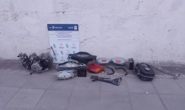 En un allanamiento se encontró motopartes de un vehículo robado y secuestró una moto 110cc