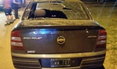 Un hombre le pegó con un caño en la cabeza a otro y le rompió los vidrios del auto