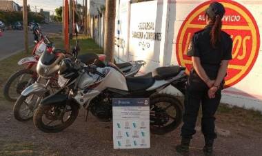 Un motociclista que evadía controles atropelló al jefe de la Policía Comunal