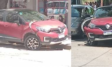 Un camión giró en una esquina y embistió un auto estacionado