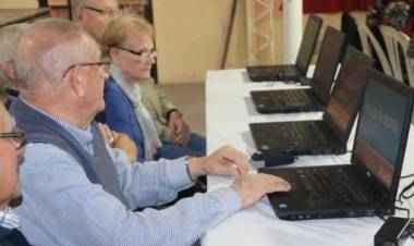 Proponen crear talleres sobre tecnología para adultos mayores