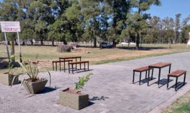 El Municipio colocó bancos y macetas en el pasaje de Colón y Urquiza