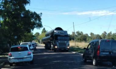 Un camión con caños de gran porte pasó por Colón en contramano y ocasionó caos vehicular