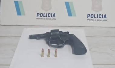 Un delincuente iba en un remís con un revólver, droga y herramientas presuntamente robadas