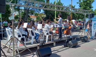Comidas, artesanías y bailes típicos de las colectividades en la Plaza Belgrano