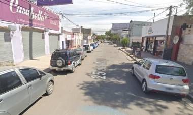 La estructura de un cartel está a punto de caerse en pleno centro