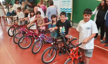 Se realizó la entrega de bicicletas y kits escolares