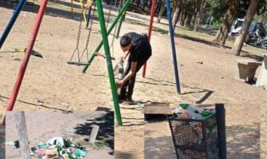 Una pareja limpió un sector del parque después de la noche de Navidad