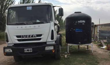 Colocaron tanques con agua para abastecimiento de vecinos en un sector de la ciudad