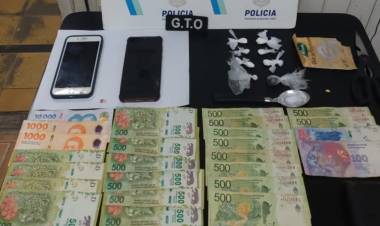 Dos personas detenidas por circular en una moto sin documentación y con posesión de cocaína