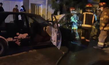 Bomberos Voluntarios acudieron al principio de incendio de un automotor en Pueyrredón al 700
