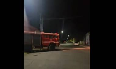 Destrucción total en un auto que sufrió un incendio en ruta 229 vieja