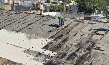 Se realizan trabajos de reparación de techos en la Escuela Primaria N° 22