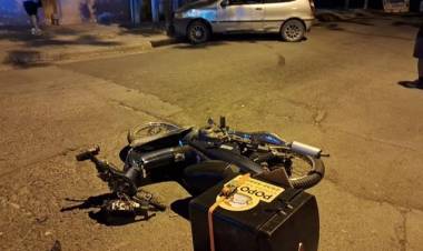 Un motociclista herido tras chocar con un auto