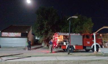 Pérdidas totales en el incendio de un auto en Avenida Tucumán al 600