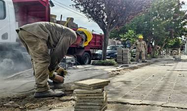 Comenzaron los trabajos de reparación de veredas afectadas por la obra de recambio de cañerias de ABSA