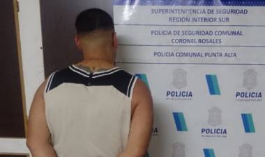 Un motociclista iba en contramano, cuando lo interceptaron tenía marihuana y cocaína