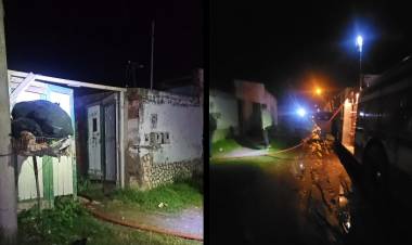 Bomberos Voluntarios acudieron al incendio de una vivienda en Maipu al 700