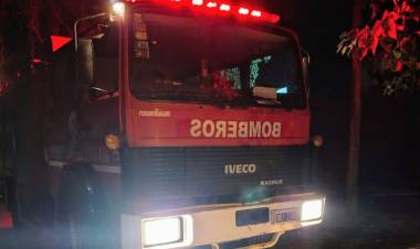 Bomberos Voluntarios acudieron al incendio de un auto en Alberdi al 500