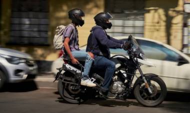 La Provincia analiza prohibir la circulación de dos personas en una misma moto para prevenir delitos