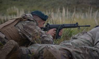 Comandos Anfibios se adiestran en técnicas de tiro en Baterías