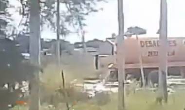 Camión desobstructor vació su carga de líquidos cloacales en una esquina de Barrio Laura