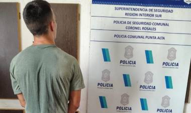 Un hombre entró a la comisaría con un chaleco antibalas y agredió a policías