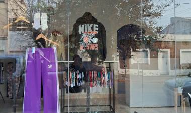 A una comerciante le rompieron la vidriera de un ladrillazo y pide ayuda de cámaras de seguridad