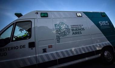 Hospitalizaron a un joven tras chocar en moto contra un auto estacionado