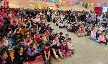 Se entregaron kits escolares, mobiliario y material didáctico a instituciones educativas