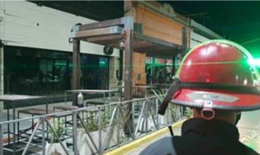 Bomberos Voluntarios acudieron al incendio de un local gastronómico en el centro de la ciudad