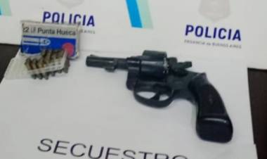 Allanaron una vivienda tras una denuncia por robo: secuestraron un arma, municiones y un celular