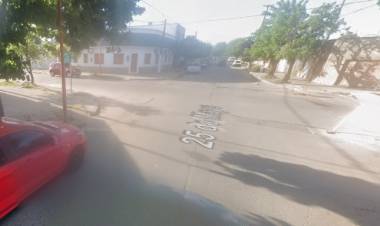Accidente de tránsito entre una moto de delivery y un Ford Taunus en San Martín y 25 de mayo