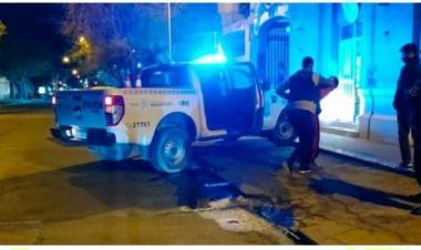 Un hombre fue aprehendido tras agredir a la policía: tenía cocaína y dos pedidos de paradero activo