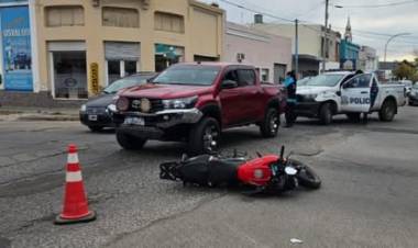 Accidente de tránsito entre una moto y una camioneta en la esquina de Murature y Urquiza