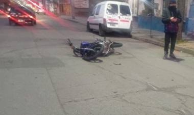 Una menor iba a la escuela y una moto la embistió