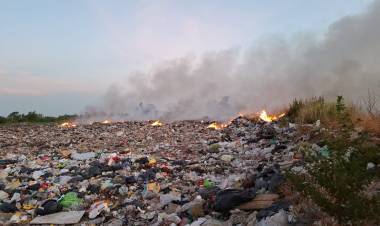 El Municipio asegura que el incendio se inició cuando un reciclador “encendió un colchón para calentarse“
