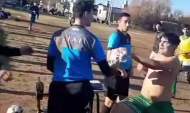 Un árbitro sufrió una terrible agresión en un partido de la Liga Rosaleña disputado en Villa Arias