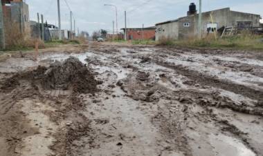 Solicitan mantenimiento en una calle de tierra, cerca de un jardín de infantes