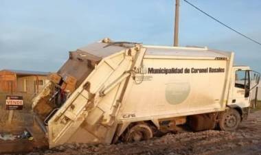 Un camión recolector del Municipio quedó varado en el barro en Falucho al 800