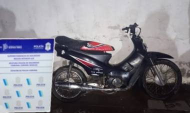 Detuvieron a un hombre por circular en una moto con la numeración limada y sin patente