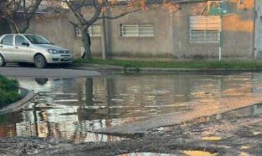 Vecinos de Mitre y 17 de agosto reclaman la acumulación de líquidos cloacales y pozos